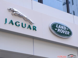 Logo da Jaguar Land Rover sobre fundo escuro, simbolizando ciberataque