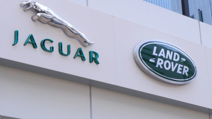Logo da Jaguar Land Rover sobre fundo escuro, simbolizando ciberataque