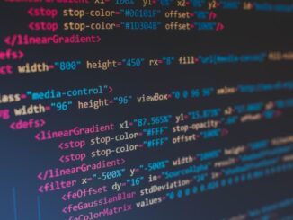 Código sendo escaneado em uma tela com logotipos de vulnerabilidade e CISA ao fundo.