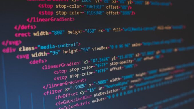 Código sendo escaneado em uma tela com logotipos de vulnerabilidade e CISA ao fundo.